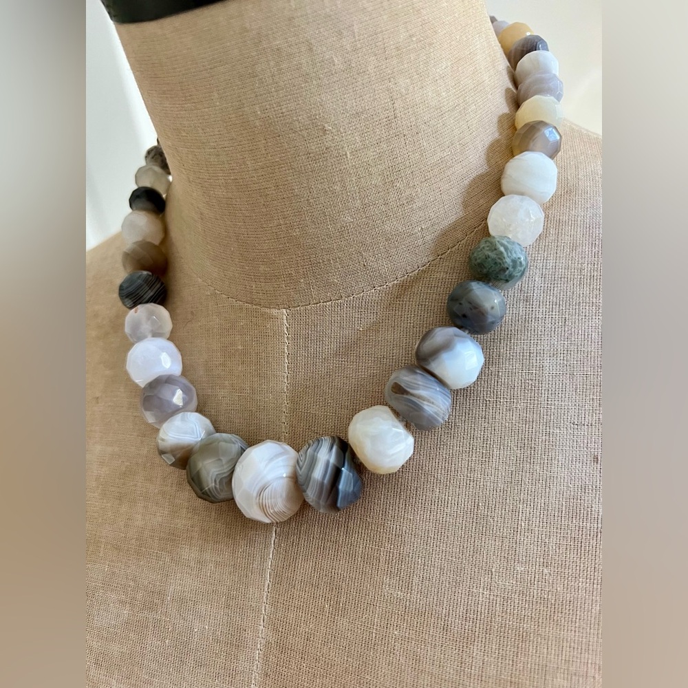 EUC Semi-Precious Agate Necklace